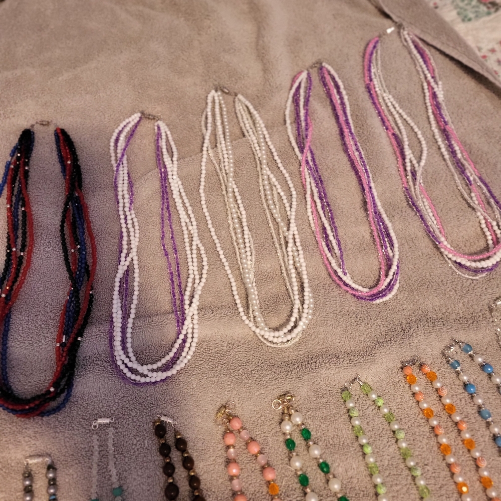 36 Ct Mixed Beaded Necklace Lot - Assorted Colors - Picture 8 of 8